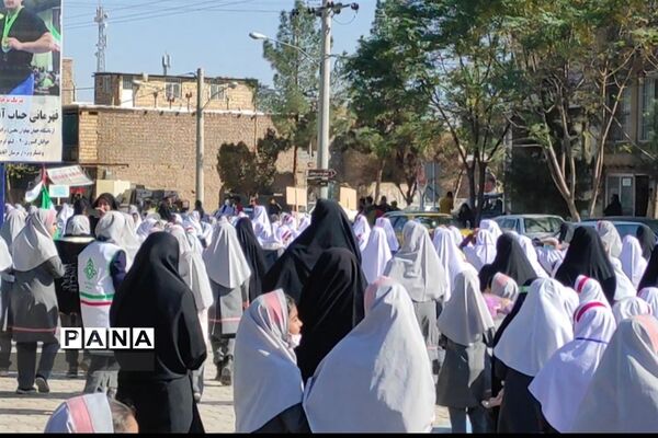 پویش فریاد عروسک‌ها با حضور پرشور دانش‌آموزان در بادرود