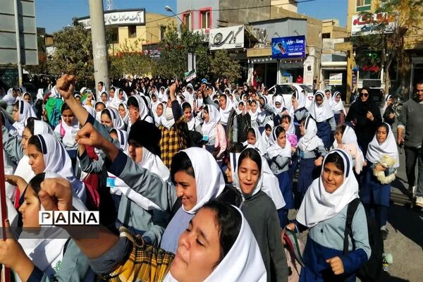پویش فریاد عروسک‌ها با حضور پرشور دانش‌آموزان در بادرود