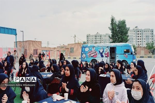 نواختن زنگ کتاب با عنوان کافه کتاب در مدرسه دخترانه هیات امنایی فرزانگان ملارد