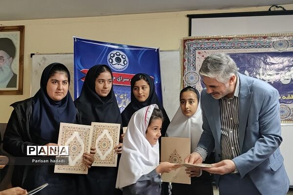 تقدیر از مقام آوران پژوهش‌سرای دانش‌آموزی‌‌ جوان دختران شهرستان شهریار