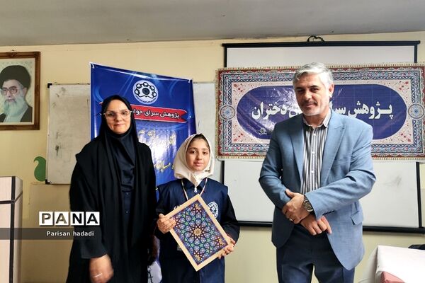 تقدیر از مقام آوران پژوهش‌سرای دانش‌آموزی‌‌ جوان دختران شهرستان شهریار