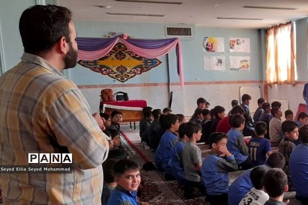 برپایی نماز جماعت در مدارس قیامدشت در راستای اجرای طرح نورچشم