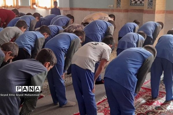 برپایی نماز جماعت در مدارس قیامدشت در راستای اجرای طرح نورچشم
