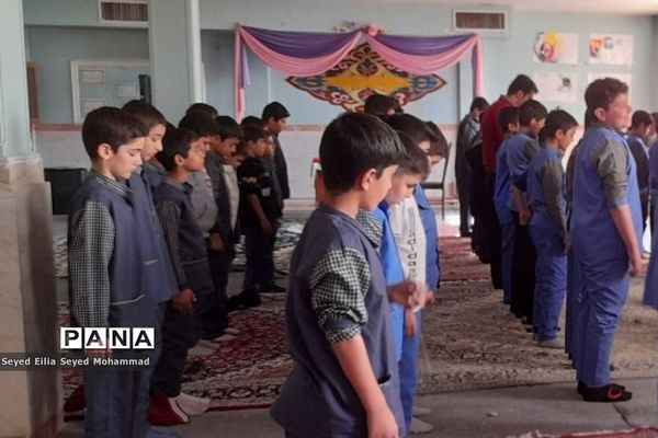برپایی نماز جماعت در مدارس قیامدشت در راستای اجرای طرح نورچشم