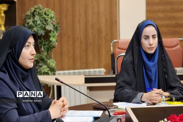 جلسه هم‌اندیشی سرگروه‌های درسی مقطع متوسطه ناحیه یک بهارستان