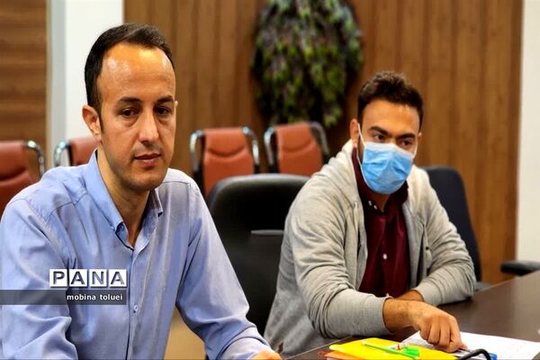 جلسه هم‌اندیشی سرگروه‌های درسی مقطع متوسطه ناحیه یک بهارستان