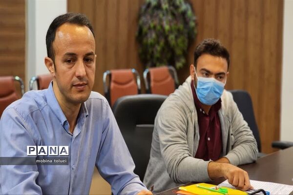 جلسه هم‌اندیشی سرگروه‌های درسی مقطع متوسطه ناحیه یک بهارستان