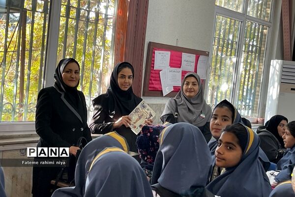 بازدید دانش‌آموزان دبستان کوثر و شهید سجادیان رودهن از کتابخانه رودهن