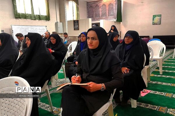 اولین جلسه هم‌اندیشی معاونان آموزشی متوسطه اول ناحیه یک