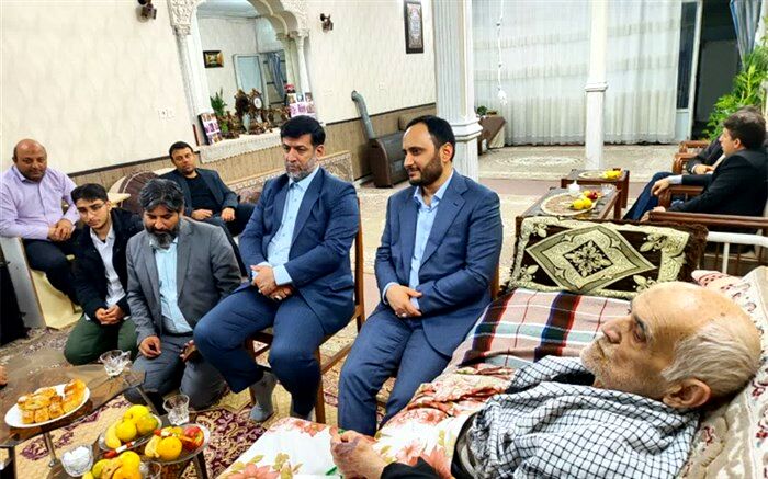 دیدار سخنگوی دولت با خانواده شهید غلامحسین اشعری در قم