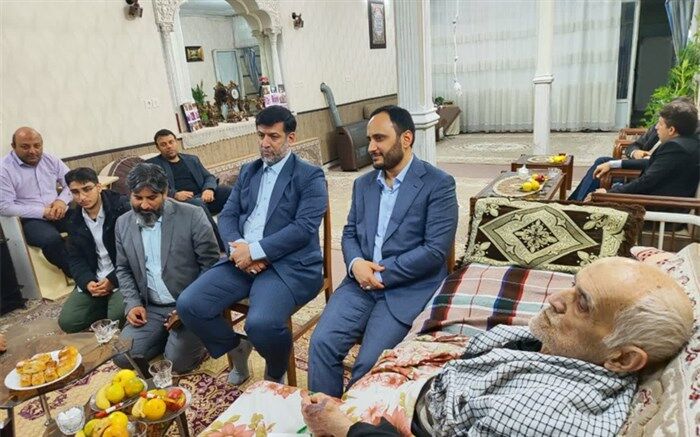دیدار سخنگوی دولت با خانواده شهید غلامحسین اشعری در قم