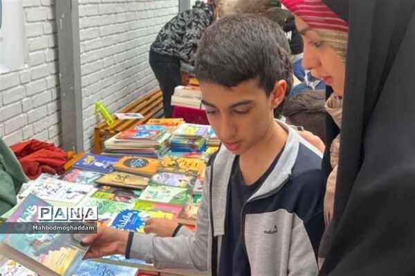 برگزاری نمایشگاه کتاب در دبستان پسرانه علوی منطقه ۱۳