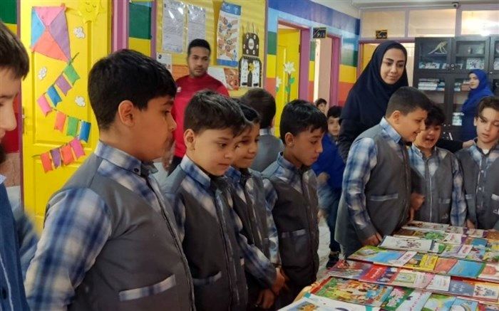 کتاب، معلمی دلسوز است که در فضای اندیشه‌ها بال می‌گشاید