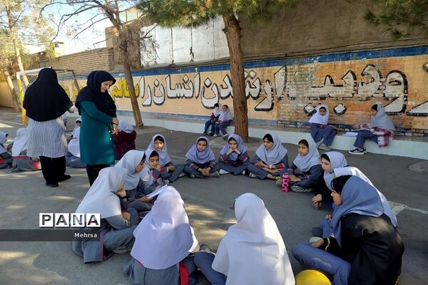 بزرگداشت هفته کتاب و کتابخوانی در دبستان فضیلت شهرستان کاشمر