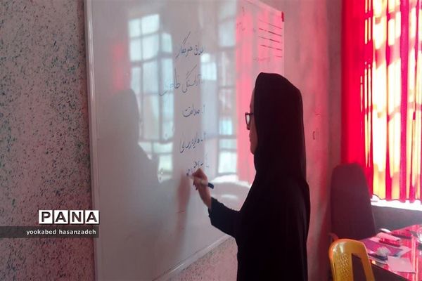 دوره سواد رسانه ویژه دانش‌آموزان در محمودآباد