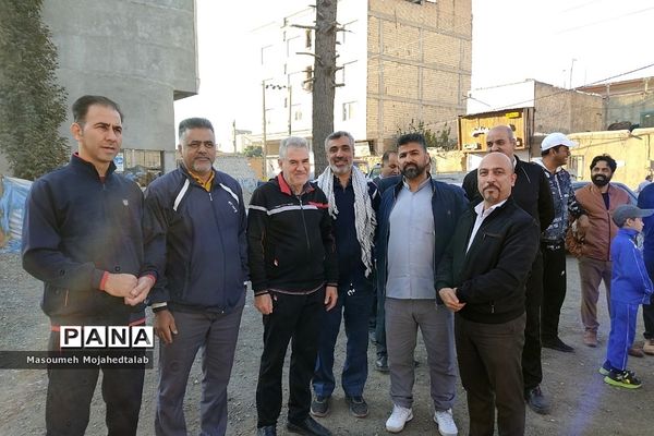 پیاده‌روی خانوادگی در شهریار