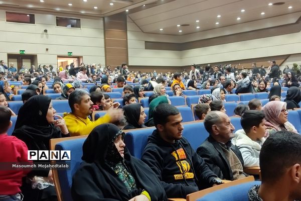 پیاده‌روی خانوادگی در شهریار