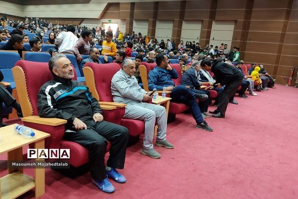 پیاده‌روی خانوادگی در شهریار