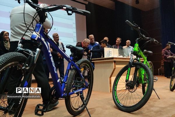 پیاده‌روی خانوادگی در شهریار