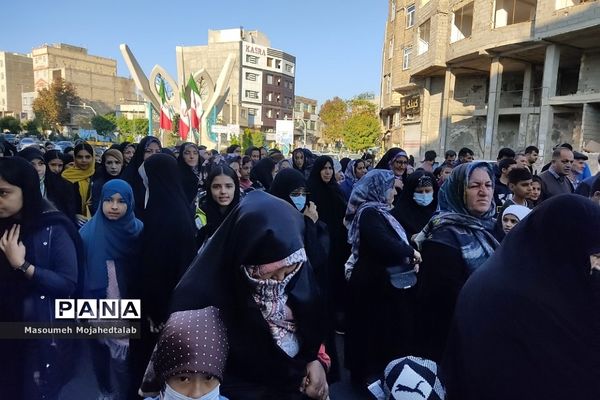 پیاده‌روی خانوادگی در شهریار