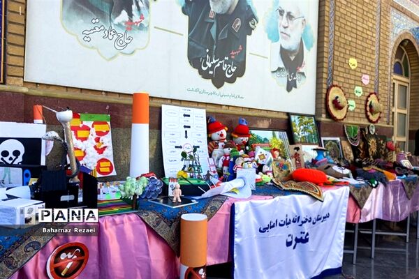 کتابخانه‌سیار و نمایشگاه دست سازه‌های دانش‌آموزی در مصلی پاکدشت