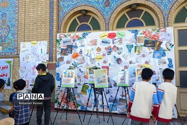 کتابخانه‌سیار و نمایشگاه دست سازه‌های دانش‌آموزی در مصلی پاکدشت