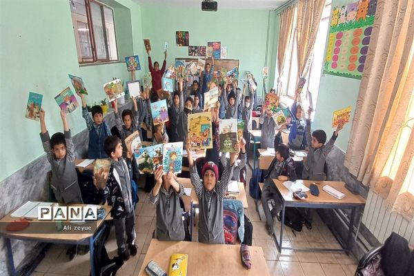 اهدای کتاب به دانش‌آموزان به‌مناسبت هفته کتابخوانی در مدرسه شهید بهرام ندافی