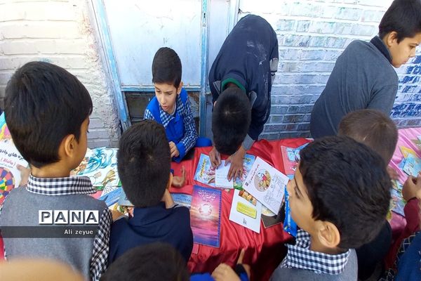 اهدای کتاب به دانش‌آموزان به‌مناسبت هفته کتابخوانی در مدرسه شهید بهرام ندافی