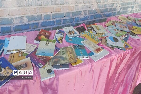 اهدای کتاب به دانش‌آموزان به‌مناسبت هفته کتابخوانی در مدرسه شهید بهرام ندافی