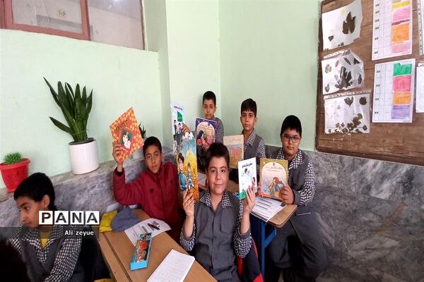 اهدای کتاب به دانش‌آموزان به‌مناسبت هفته کتابخوانی در مدرسه شهید بهرام ندافی