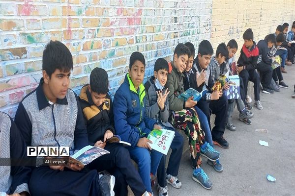 اهدای کتاب به دانش‌آموزان به‌مناسبت هفته کتابخوانی در مدرسه شهید بهرام ندافی