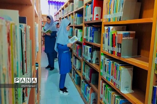 حضور دانش‌آموزان در کتابخانه امیرکبیر دستگردان