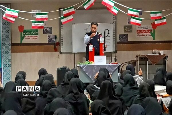 آموزش آتش نشانی و مانور زلزله  در دبیرستان خوارزمی