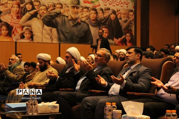 بازدید وزیر بهداشت از نمایشگاه «روایت پیشرفت» در قم