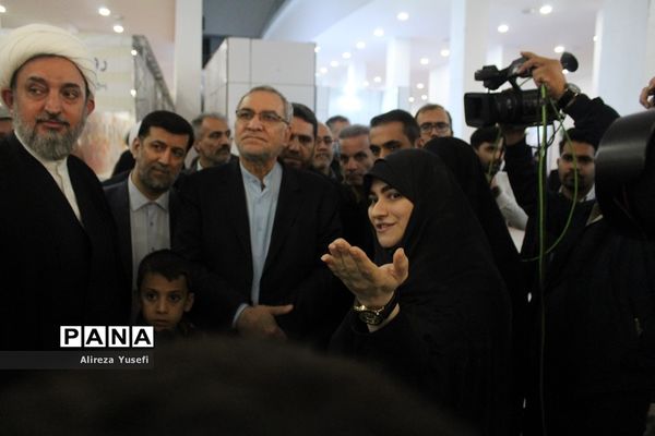 بازدید وزیر بهداشت از نمایشگاه «روایت پیشرفت» در قم