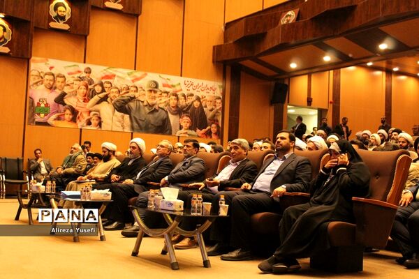 بازدید وزیر بهداشت از نمایشگاه «روایت پیشرفت» در قم