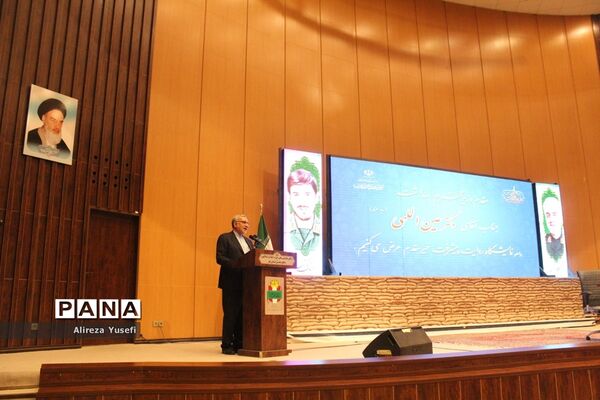 بازدید وزیر بهداشت از نمایشگاه «روایت پیشرفت» در قم