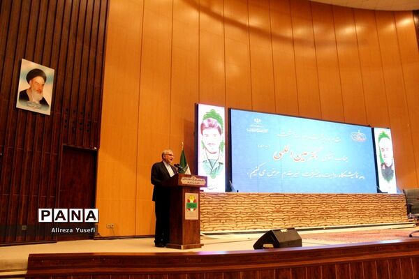 بازدید وزیر بهداشت از نمایشگاه «روایت پیشرفت» در قم