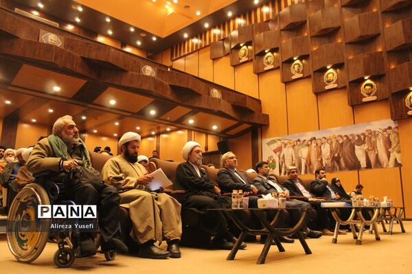 بازدید وزیر بهداشت از نمایشگاه «روایت پیشرفت» در قم