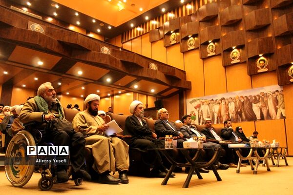 بازدید وزیر بهداشت از نمایشگاه «روایت پیشرفت» در قم