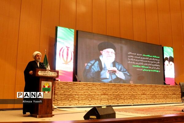 بازدید وزیر بهداشت از نمایشگاه «روایت پیشرفت» در قم