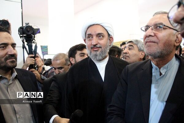 بازدید وزیر بهداشت از نمایشگاه «روایت پیشرفت» در قم