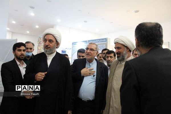 بازدید وزیر بهداشت از نمایشگاه «روایت پیشرفت» در قم