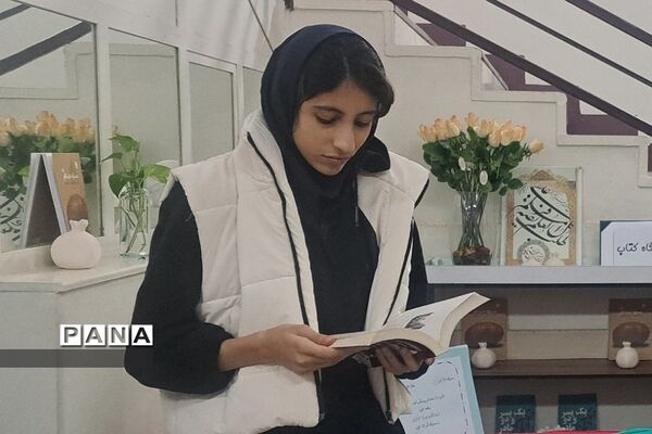 نمایشگاه کتاب در مدرسه فرزانگان حضرت زینب ناحیه دو ری