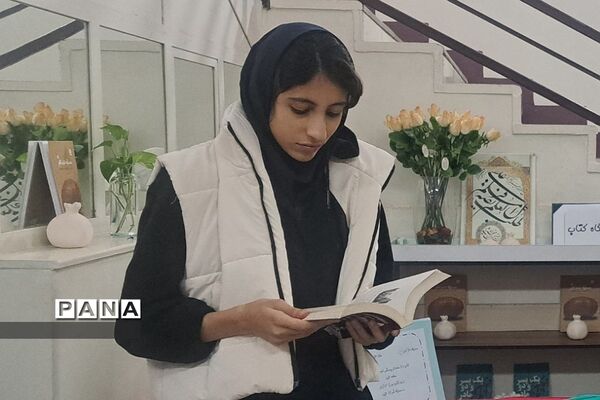 نمایشگاه کتاب در مدرسه فرزانگان حضرت زینب ناحیه دو ری