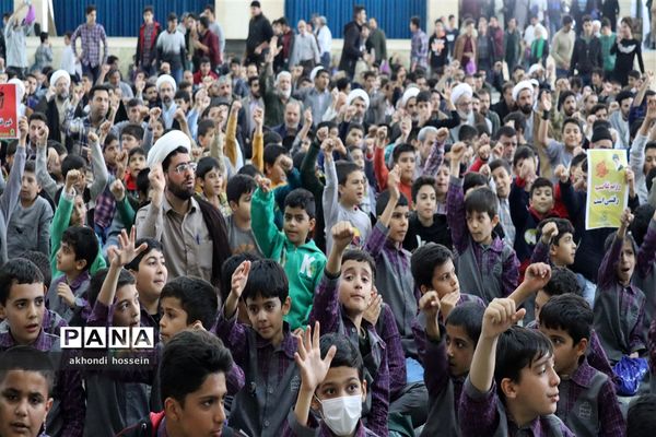 تجمع دانش‌آموزان میبدی در حمایت از کودکان مظلوم غزه همزمان با سراسر جهان