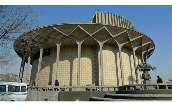 نمایش دور به تئاتر شهر می‌رود