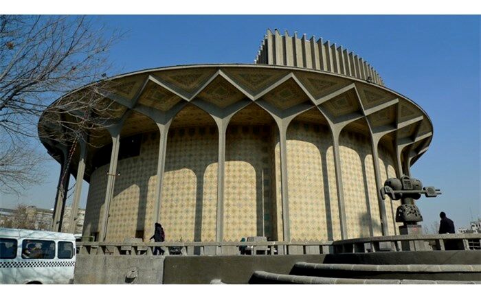 نمایش دور به تئاتر شهر می‌رود