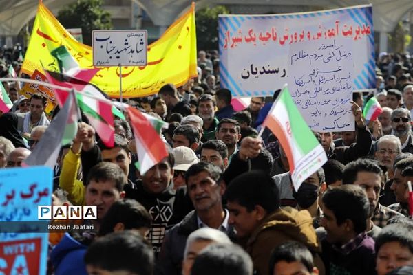 اجتماع بزرگ دانش‌آموزان شیرازی درحمایت ازمردم غزه درحرم شاهچراغ (ع)