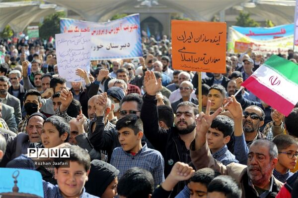 اجتماع بزرگ دانش‌آموزان شیرازی درحمایت ازمردم غزه درحرم شاهچراغ (ع)